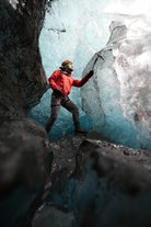 È essenziale indossare tutti i dispositivi di sicurezza durante l'arrampicata su ghiaccio in Islanda.