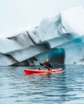 En kajakroer i Jokulsarlon forundres over isen.